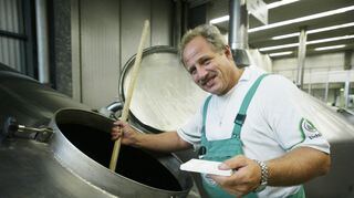 Bierbrauer Karl-Heinz Hering steht zur Entnahme einer Jodprobe an einem geöffnetem Gerät im Sudhaus in der Brauerei Eichbaum in Mannheim. Karl- Heinz Hering ist so etwas wie eine Braumeisterlegende. Er war 47 Jahre bei Eichbaum, davon etwa 30 als Chef des Sudhauses.