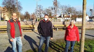 Viel Stein und wenig Grün: Im Sommer ist die Freifläche an der Endhaltestelle aufgeheizt, bemängeln René Leicht (l.), Uwe Nobel und Heike Miltenberger.