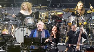 Hans Zimmer (3.v.l) spielt zum Tour-Auftakt in Hamburg in der Barclays Arena mit seinen Musikern und dem Odessa Orchestra.