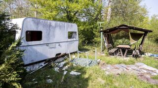 Der Camper-Verein muss derzeit viele verwahrloste Parzellen wie diese bereinigen. Der Rückbau erfordert einen enormen Aufwand.