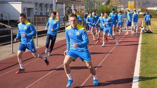 Das Handball-Nationalteam der Ukraine trainiert auf einem Sportplatz in Großwallstadt.