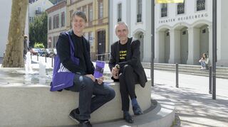 Auf dem Theaterplatz in der Altstadt wird erstmals das Festival-Zentrum des Stückemarktes stehen. Die Vorfreude auf lebendigen Austausch und neue Dramatik ist Heidelbergs Intendant Holger Schultze (links) und dem Leitenden Schauspieldramaturgen Jürgen Popig anzusehen.