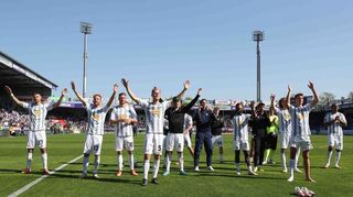 Die Waldhof-Spieler feiern den 2:1-Auswärtssieg in Osnabrück mit ihren mitgereisten Fans.