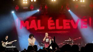 Mal Élevé (Mitte) wird bei seinem Heimspiel in der Halle02 ausgelassen gefeiert.