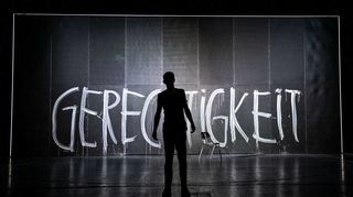 Auf der Suche nach Gerechtigkeit: Szene aus der Inszenierung nach Kleist mit Schauspieler Raphael Gehrmann.