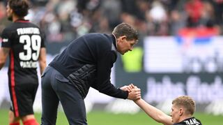 Frankfurts Cheftrainer Oliver Glasner (links, mit Kristijan Jakic) richtet nach dem 2:2 gegen die TSG Hoffenheim seine Spieler auf. Der Blick soll schnell auf den nächsten Höhepunkt in der Europa League gehen.