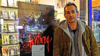 <p>"Wenigstens bekommen so die Kunden die Filme." Steffen Lückehe vor seiner Videogalerie. Er wollte die Sammlung erhalten, aber ohne Erfolg. Ab 22. Oktober beginnt nun der Einzelverkauf.</p>