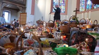 Priester Petro Bokanov beim ukrainisch-orthodoxen Osterfest in der Feudenheimer Johanneskirche.