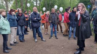 Christine Gerner (mit Mikrofon) sucht beim Aktionstag das Gespräch mit den Lindenhöfer Bürgern.