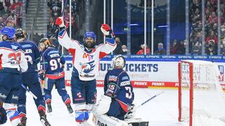 Nigel Dawes (Mitte) jubelt. Mit drei Toren führte der Routinier die Adler Mannheim zum 5:3-Sieg bei den Eisbären Berlin.