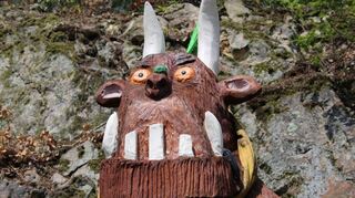 Die Holzfigur des Grüffelos am Burgweg zur Windeck in Weinheim. Weitere Figuren der Kinderbuch-Reihe kommen Anfang Mai dazu.