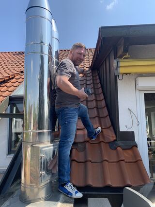 Hausherr Michael Sinthern zeigt auf die Stelle, an der er das Marder-Baby entdeckte.