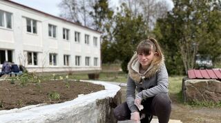 Die geflüchtete Nastya hilft bei der Gartenarbeit vor der Unterkunft für Schutzsuchende in Czernowitz.