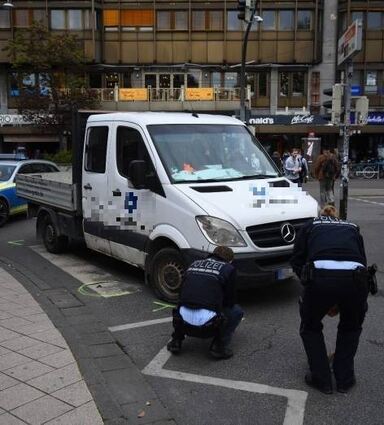 Beamte sind mit der Spurensicherung am Unfallort beschäftigt.