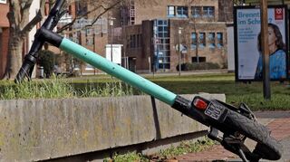 Herumliegende E-Scooter – hier in der Bürgermeister-Grünzweig-Straße – sind schon länger ein Ärgernis.