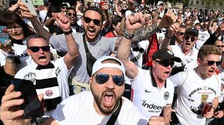 30 000 Frankfurter Fans sorgten beim Europa-League-Viertelfinale in Barcelona für eine denkwürdige Stimmung. Das Foto stammt vom Placa de Catalunya.