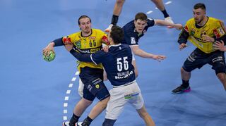 Löwe Lukas Nilsson (links, hier gegen den Hamburger Azat Valiullin) plagt sich mit Beschwerden an der Achillessehne herum.