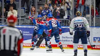Joonas Lehtivuori und Nicolas Krämmer von den Adlern jubeln - hier nach dem 3-2 in Spiel vier der Play-Off-Halbfinalserie.