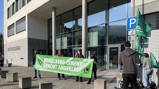 Vor dem Landgericht Heidelberg protestierten Umweltaktivisten.