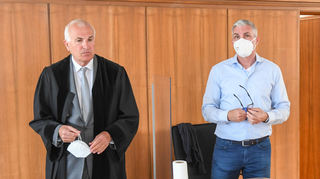 Der ehemalige SVW-Sportchef Jochen Kientz (r.) und Sportjurist Christoph Schickhardt beim Prozess am Arbeitsgericht Mannheim.