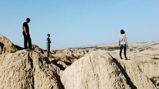 Bizarre Felsformationen: Christian, Levin und Erika Müller-Runge stehen auf kleinen Gipfeln des Waschlowani-Nationalparks in Georgien.