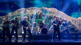 Santianos aktuelles Album heißt zwar  „Wenn die Kälte kommt“. Trotzdem wollen die Shanty-Rocker am Montag in der SAP Arena einheizen.