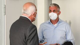 Redebedarf während der Verhandlungspause: Waldhofs ehemaliger Sportchef Jochen Kientz (rechts) mit seinem Anwalt Christoph Schickhardt.