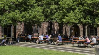 Unbeschwerte Treffen in der Marstall-Mensa – Studierendenvertreter Peter Abelmann hofft nach zwei schweren Jahren auf mehr Normalität und Leichtigkeit.