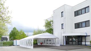 Das große Versorgungszelt vor dem früheren Bürokomplex soll auch als Aufenthaltsraum für die Geflüchteten dienen.