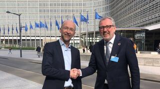 Mannheims Oberbürgermeister Peter Kurz (r.) und der EU-Projektmanager für die Mission „100 klimaneutrale und intelligente Städte“, Matthew Baldwin.