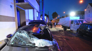 Der Wagen war völlig zerstört, der Fahrer musste aus dem Wagen geborgen werden.