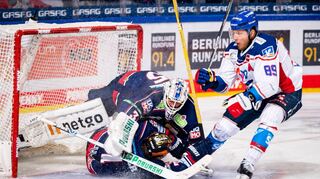 David Wolf (r.) und die Adler Mannheim gaben alles, am Ende setzten sich aber die Eisbären mit Torhüter Mathias Niederberger und Frank Hördler durch.