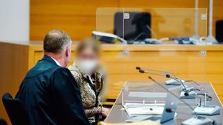 Andrea H. soll versucht haben, ihren Chef bei lebendigen Leib zu verbrennen. Ihr wird nun wegen versuchten Mordes der Prozess gemacht.