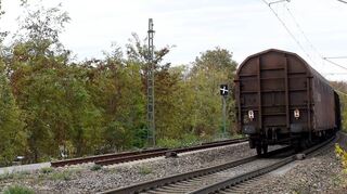 Auf der östlichen Riedbahn will die Deutsche Bahn ein seit langem nicht mehr genutztes Gleis reaktivieren. Dadurch wird die Strecke durchgängig zweigleisig. Anwohner befürchten deshalb deutlich mehr Güterzüge.