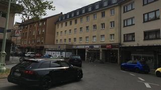 Das Geschäftshaus Friedrichstraße 13a (Bildmitte) im Neckarauer Ortskern.