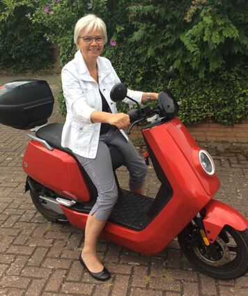 Barbara Kohlstruck auf einem E-Roller im Dienst der Kirche unterwegs.