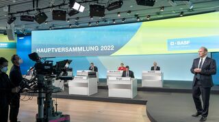BASF-Chef Martin Brudermüller (rechts) während seiner Rede bei der virtuellen Hauptversammlung mit den übrigen Vorstandsmitgliedern im Hintergrund.