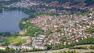 Der Ortsteil Rheinau-Süd aus der Luft. Links der Rheinauer See, rechts die IG-Siedlung mit den Straßen, die neue Namen erhalten sollen.