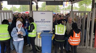 Die ersten Besucher strömen auf das Messegelände.