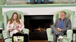 Frauke Hess und Oberbürgermeister Eckart Würzner (v.l.) plaudern im „Europäischen Hof“ per Videokonferenz mit dem Stadtchef von Palo Alto.