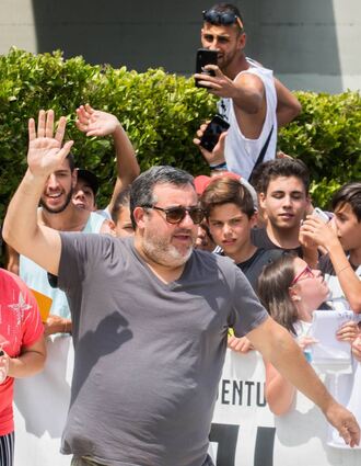 2019 ließ sich Mino Raiola von den Turiner Fans für den Wechsel seines Klienten Matthijs de Ligt feiern.
