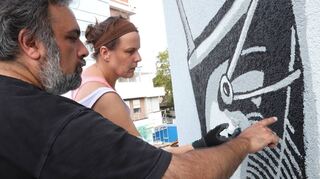 Mehrdad Zaeri und Christina Laube aus Mannheim bilden das Duo Sourati (hier sind sie bei der Arbeit an einem anderen Kunst-Projekt in der Stadt zu sehen).