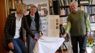 Enthüllen das Namensschild zu Ehren von Schwester Theodolinde (v.l.): Antje Geiter, Schwester Magdalena und Regina Hertlein.