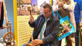 Peter Hauk – als Lehrling“ am Stand der Region.