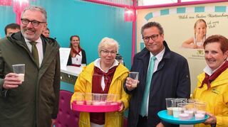 Milch als Stärkung: v. l. Oberbürgermeister Peter Kurz, Irmgard Heller von den Landfrauen Feudenheim, Minister Peter Hauk und Monika Butzmann von den Landfrauen Feudenheim.