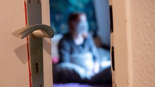 Hessen und Rheinland-Pfalz haben die zwischen Bund und Ländern vereinbarte Verkürzung der Isolationszeit für Corona-Infizierte auf fünf Tage bereits umgesetzt, Baden-Württemberg will bald folgen.