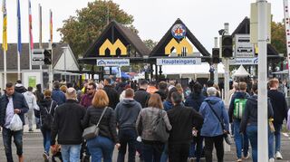 Grosser Andrang beim Eingang auf dem Maimarkt Mannheim 2022.
