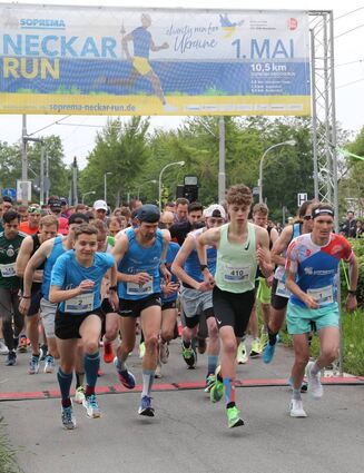 Start des Neckar Run: Der Dritte Christophe Krech (l.), Sieger Michael Chalupsky (2.v. l.) und der Olympionike Friedrich Moch (r.) schlagen gleich ein hohes Tempo an.