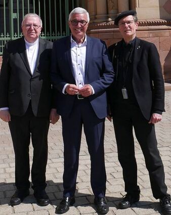 Weihbischof Otto Georgens (v. l.), Innen-minister Roger Lewentz und Domkustos Dr. Christoph Kohl.