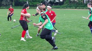 Die Regeln lernt man am besten im Spiel: Die Quidditch-Teams messen auf dem 48er-Sportplatz ihre Kräfte – Harry Potter ist dabei eher Nebensache.